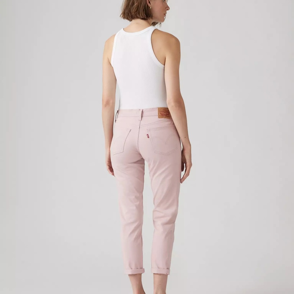 Levi's Women's Mid Rise Boyfriend Jeans in Soft Pink 30x27 - Picture 2 of 4